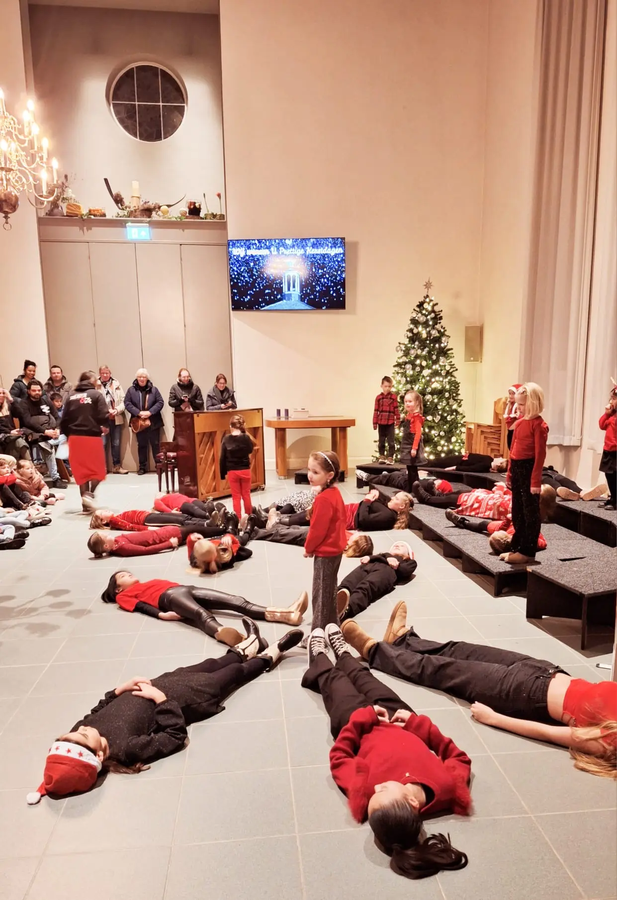 Leerlingen zingen tijdens de kerstmarkt Huissen bij Kaarslicht