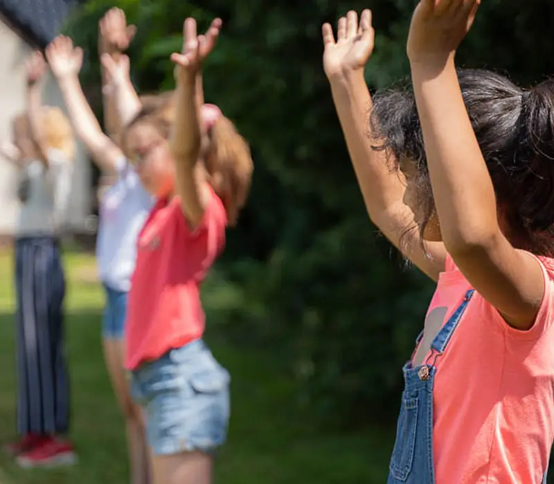 Kinderen in de buitenlucht tijdens een musicalles