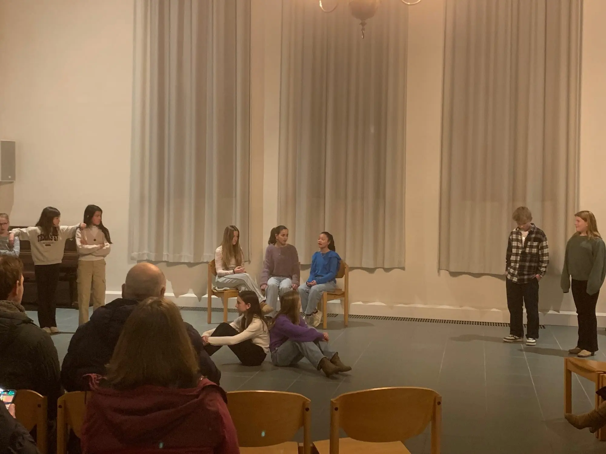 Groep leerlingen tijdens een gezamenlijk optreden